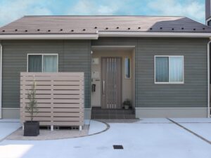 益田市 木目調フェンス付き駐輪場 外構施工事例