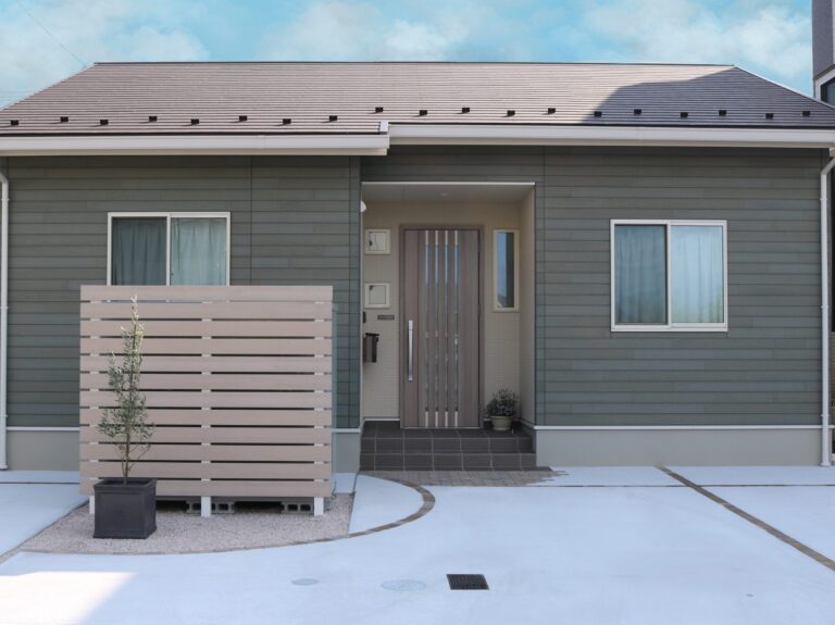 益田市 木目調フェンス付き駐輪場 外構施工事例