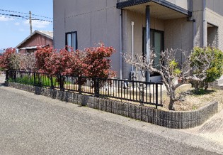 益田市で施工した木調フェンスの外構リフォーム