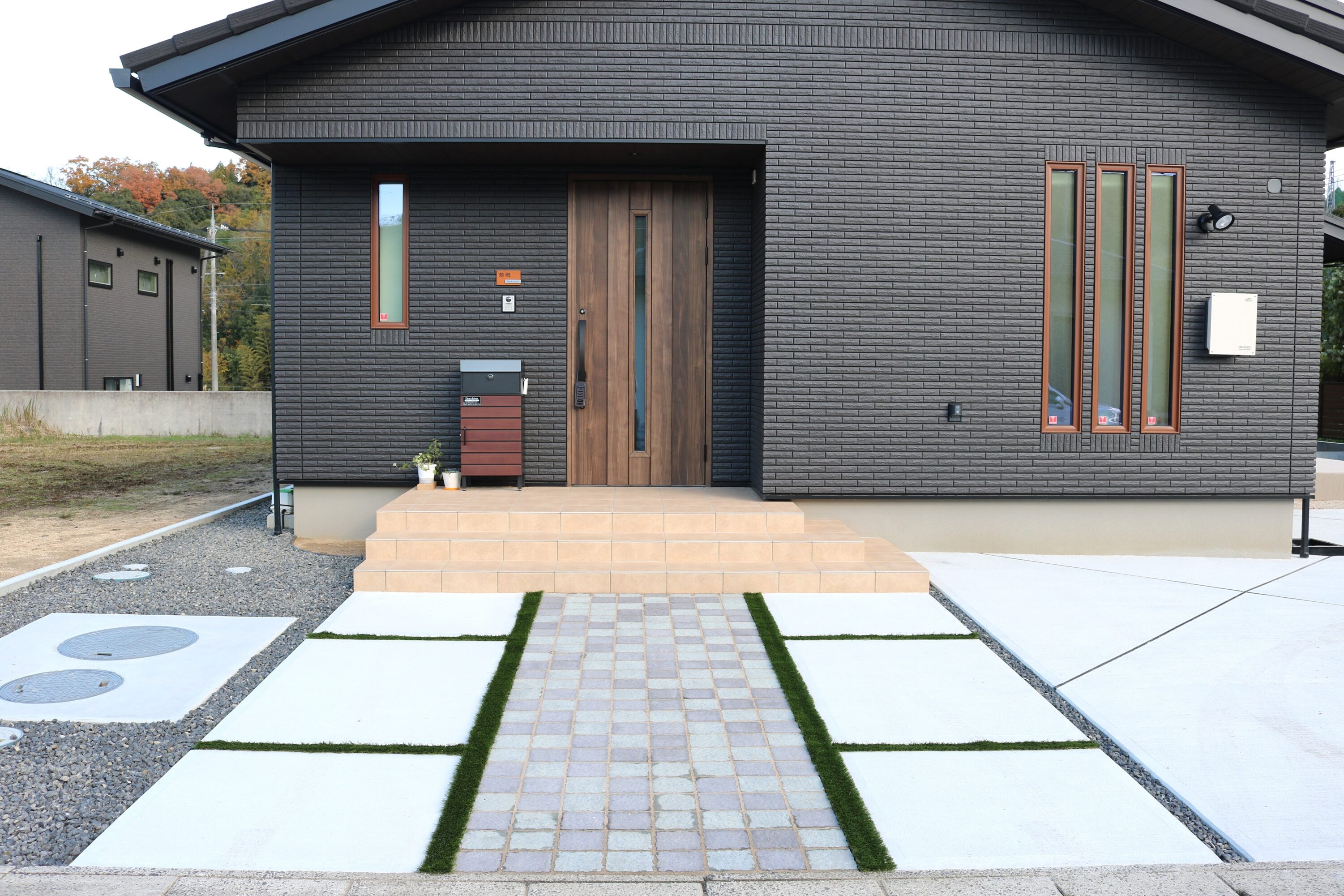 益田市 エクステリア施工 デザイン性の高い玄関前アプローチ」