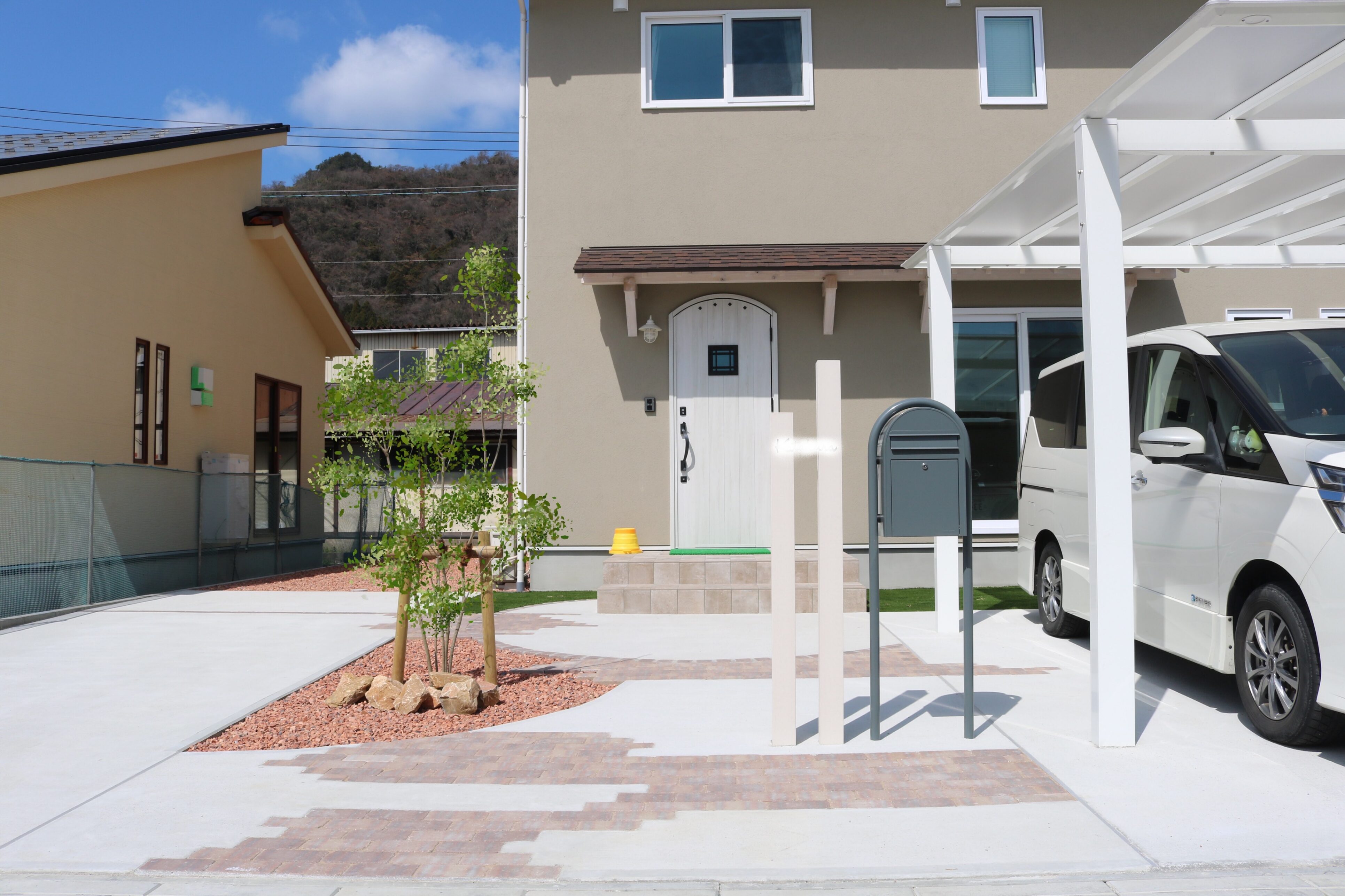 益田市 外構工事 玄関前アプローチと植栽デザイ