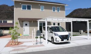 益田市 カーポート設置後の駐車場と外構施工事例