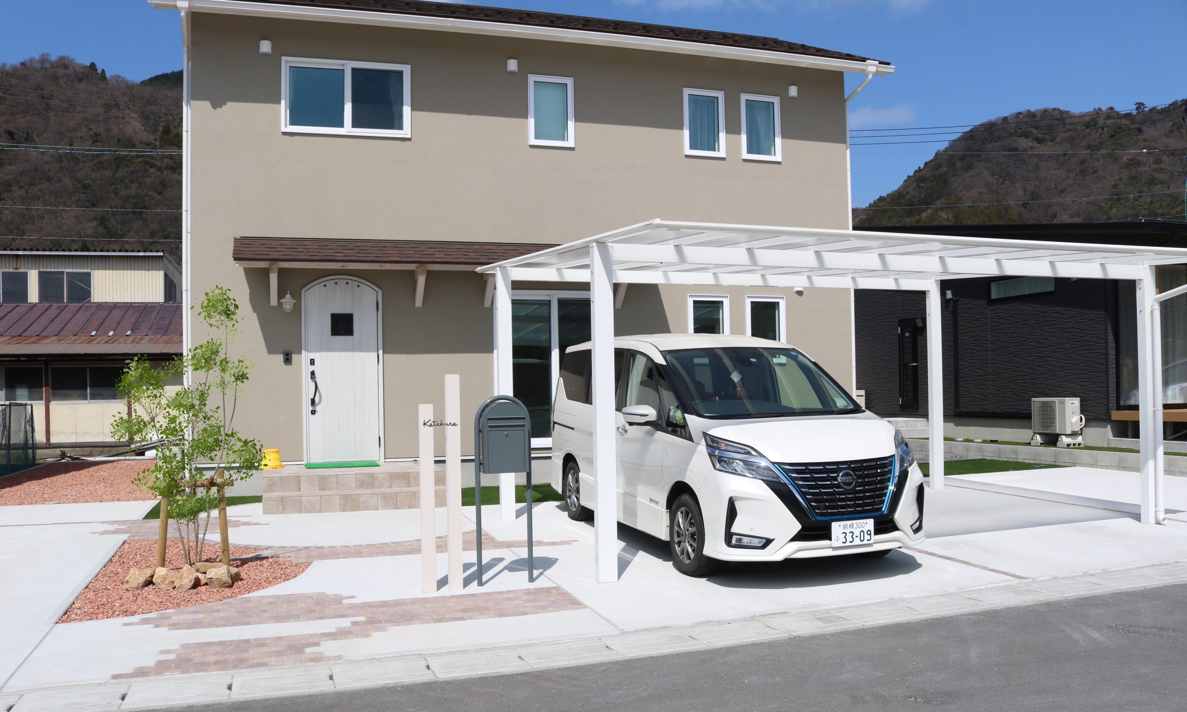 益田市 カーポート設置後の駐車場と外構施工事例