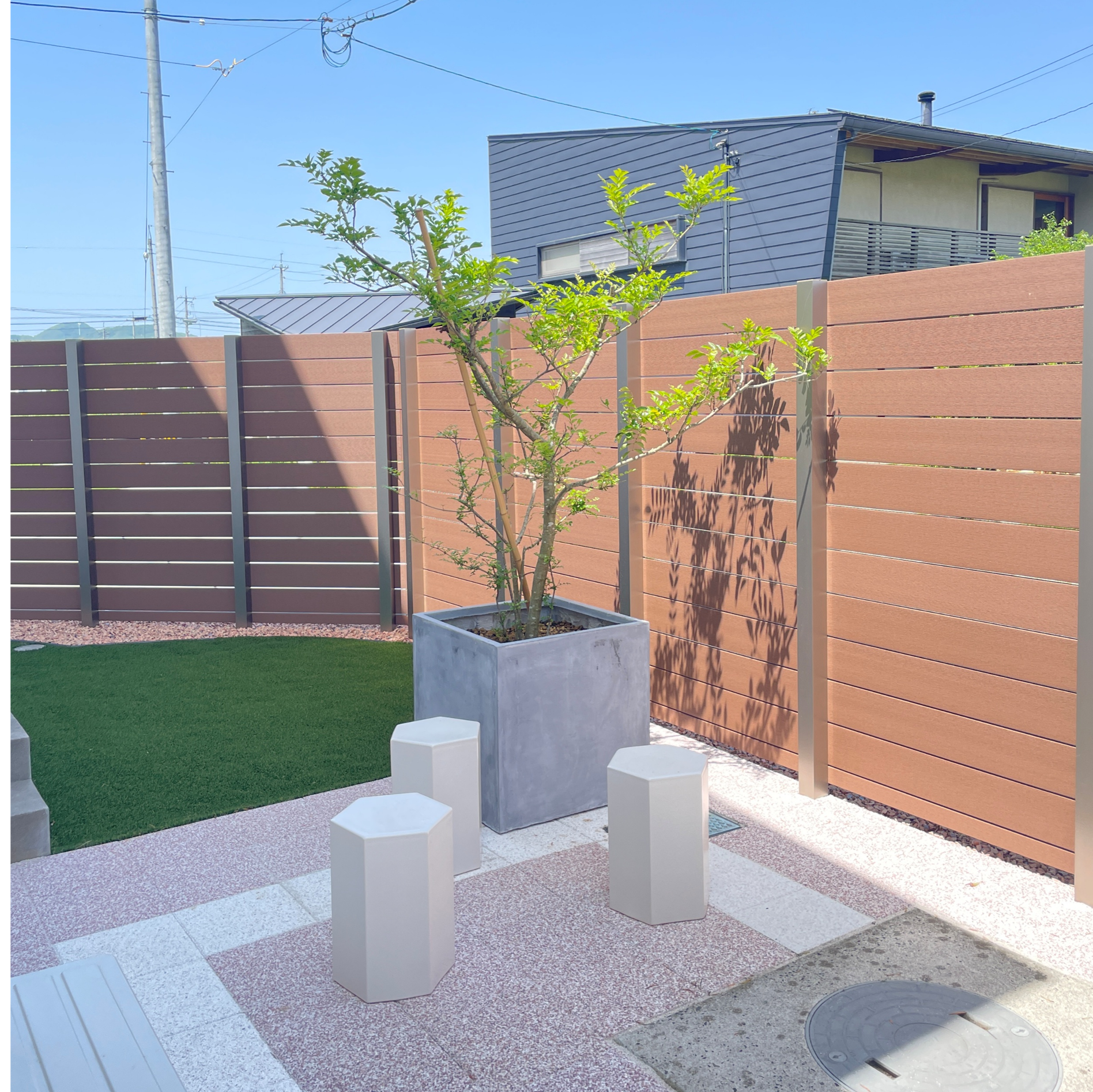 益田市 外構リフォーム 人工芝と植栽で整備された庭