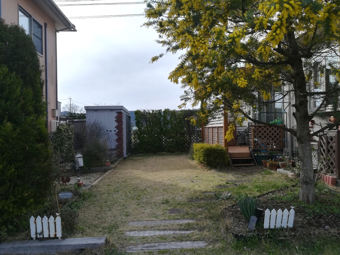 益田市の住宅で子どもが安心して遊べる人工芝の庭施工例