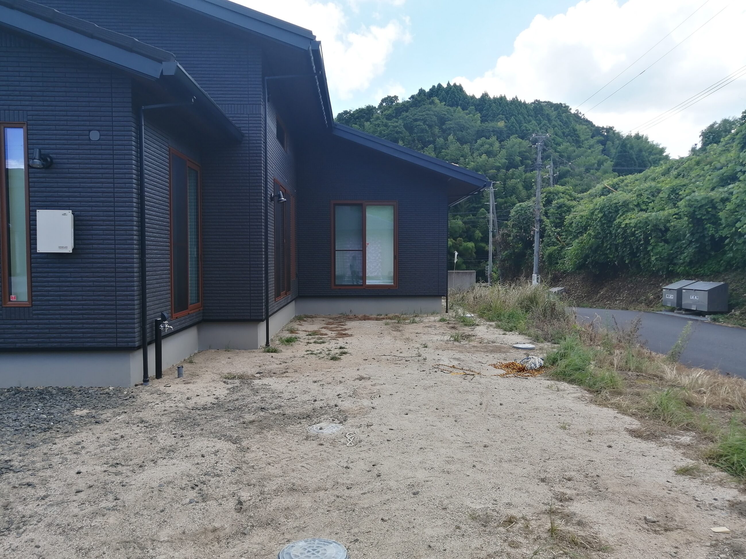 益田市 外構リフォーム 施工前の駐車場と玄関周りの様子