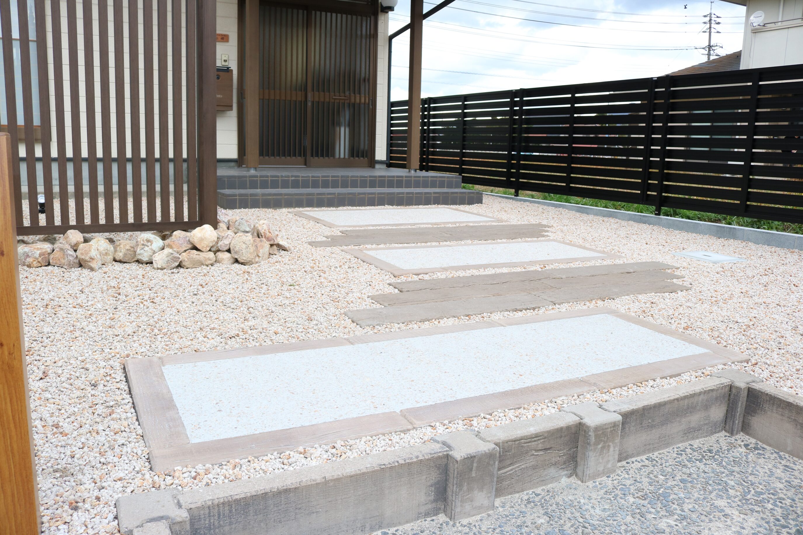 益田市 外構工事 デザイン性のある門柱とアプローチの仕上がり