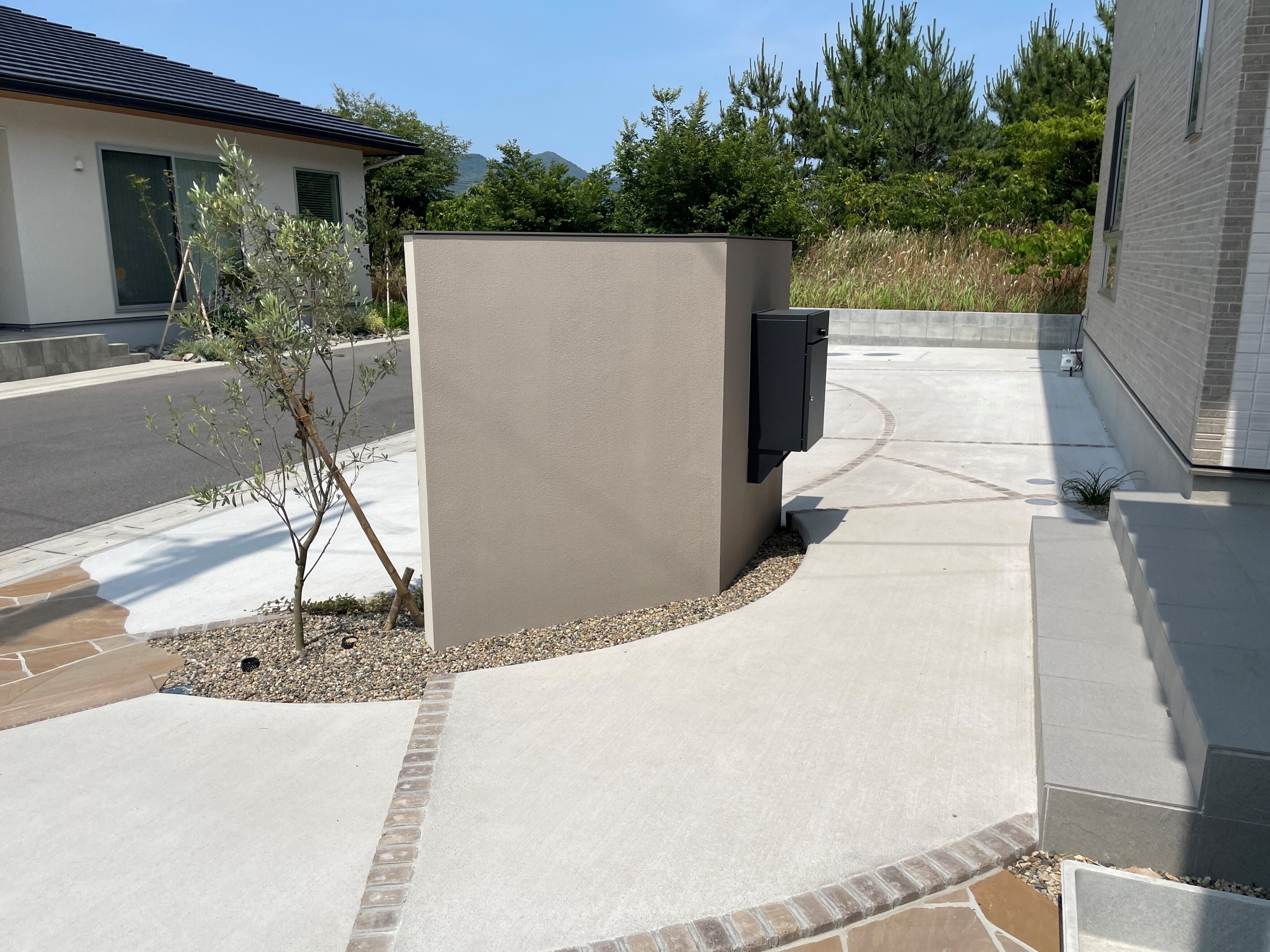 益田市 外構リフォーム 石張りアプローチと駐車場のデザイン事例