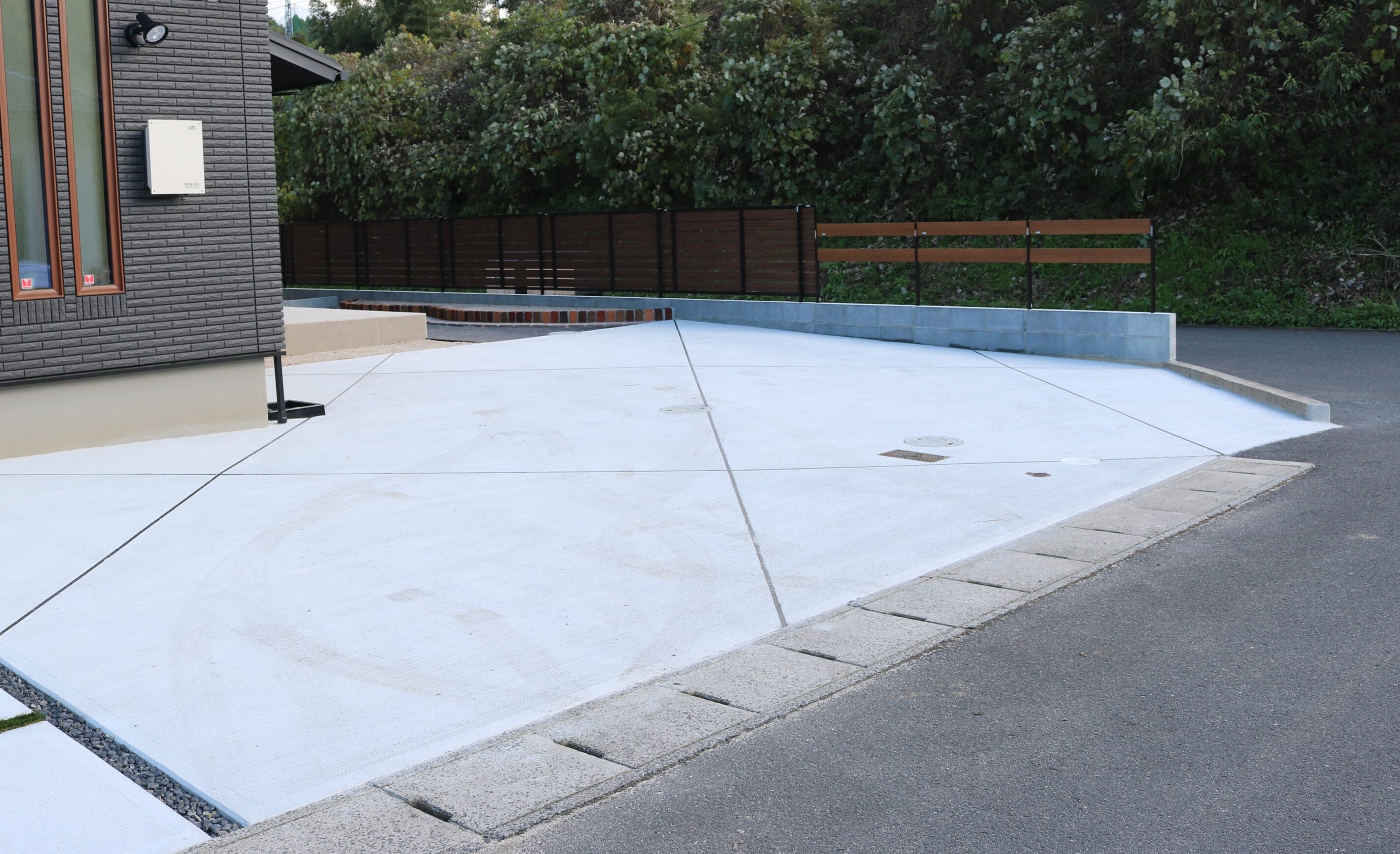 益田市 外構リフォーム 完成後の駐車場と外構全体の写真