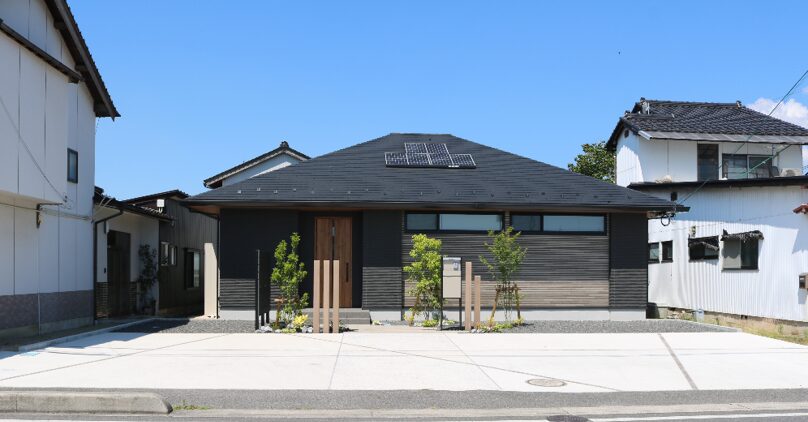 益田市 外構工事 庭に設置されたフェンスと門柱