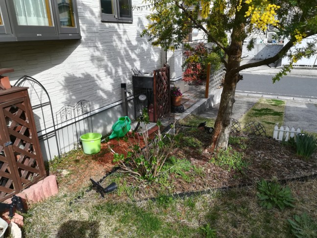 益田市の住宅で子どもが安心して遊べる人工芝の庭施工例