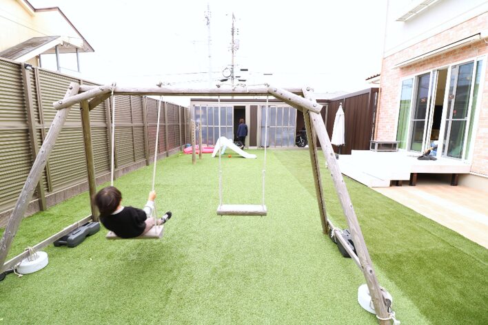 益田市 外構工事 子供が遊べる庭のブランコと人工芝スペース