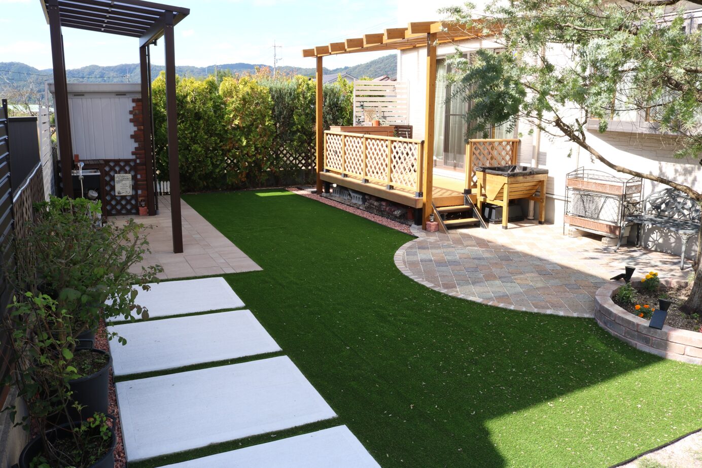 益田市の住宅で子どもが安心して遊べる人工芝の庭施工例