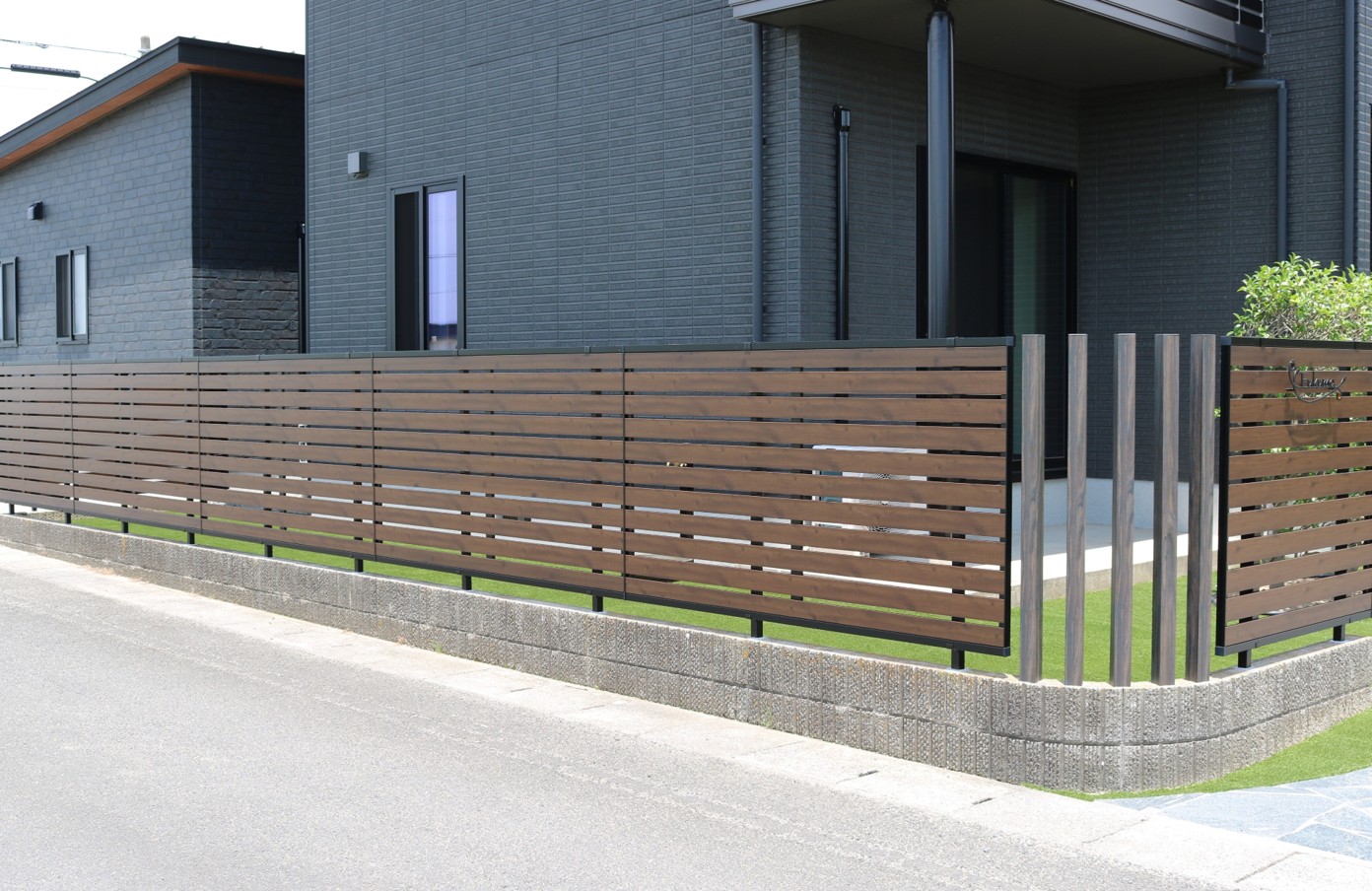 益田市で施工した木調フェンスの外構リフォーム