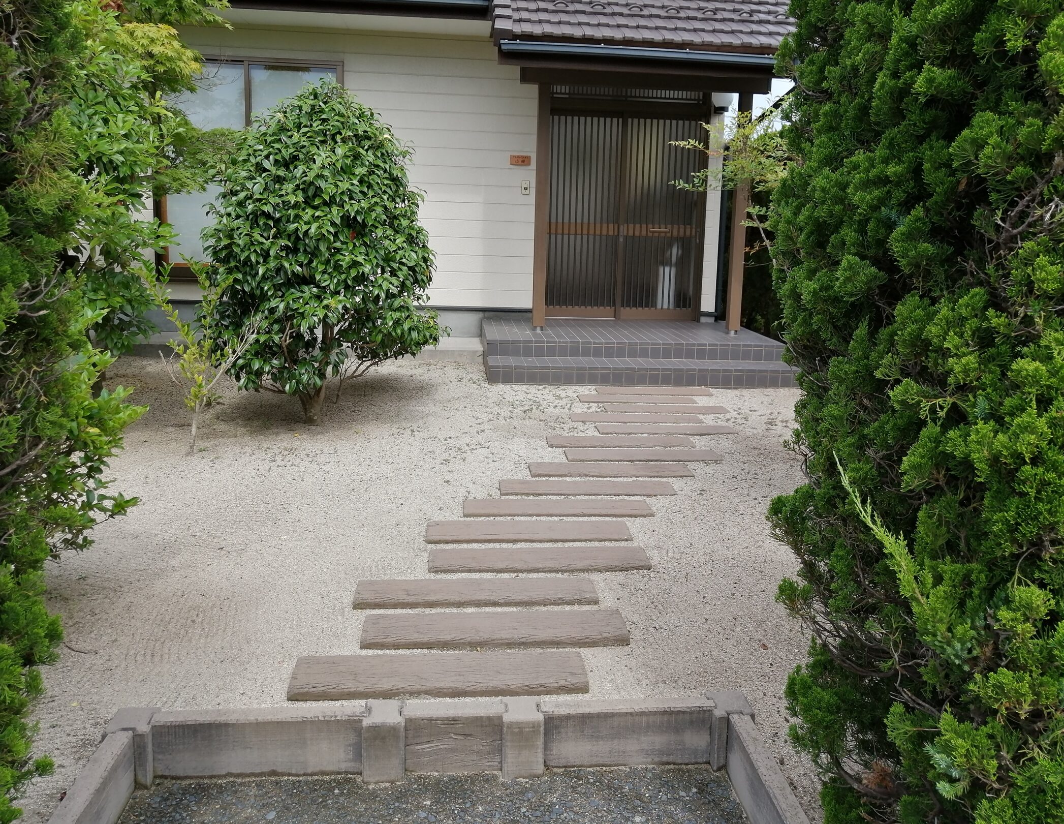 益田市 外構リフォーム 段差があり通行しにくいアプローチ