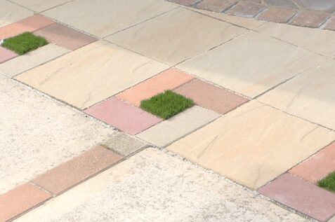 益田市 庭リフォーム デザイン舗装と人工芝を組み合わせた施工事例