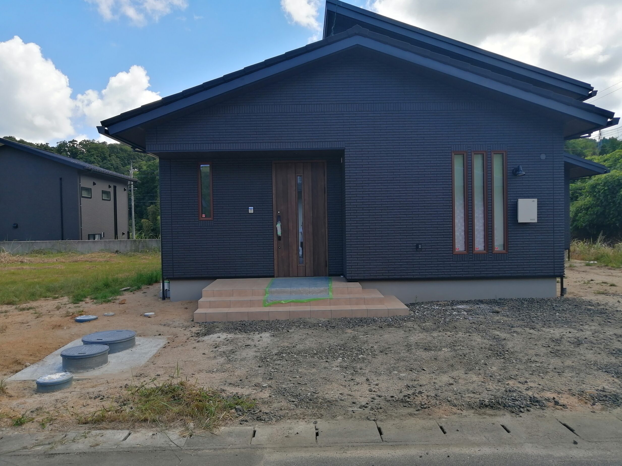 益田市 外構リフォーム 施工前の駐車場と玄関周りの様子