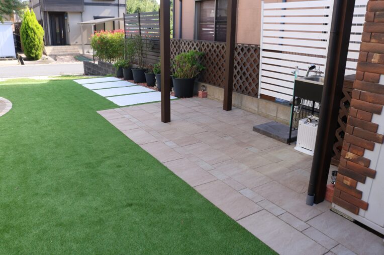 益田市の住宅で子どもが安心して遊べる人工芝の庭施工例