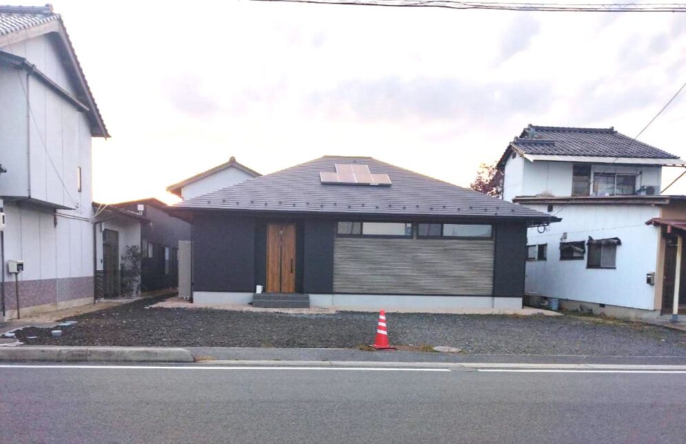 益田市 外構リフォーム 施工前の庭と駐車場の様子