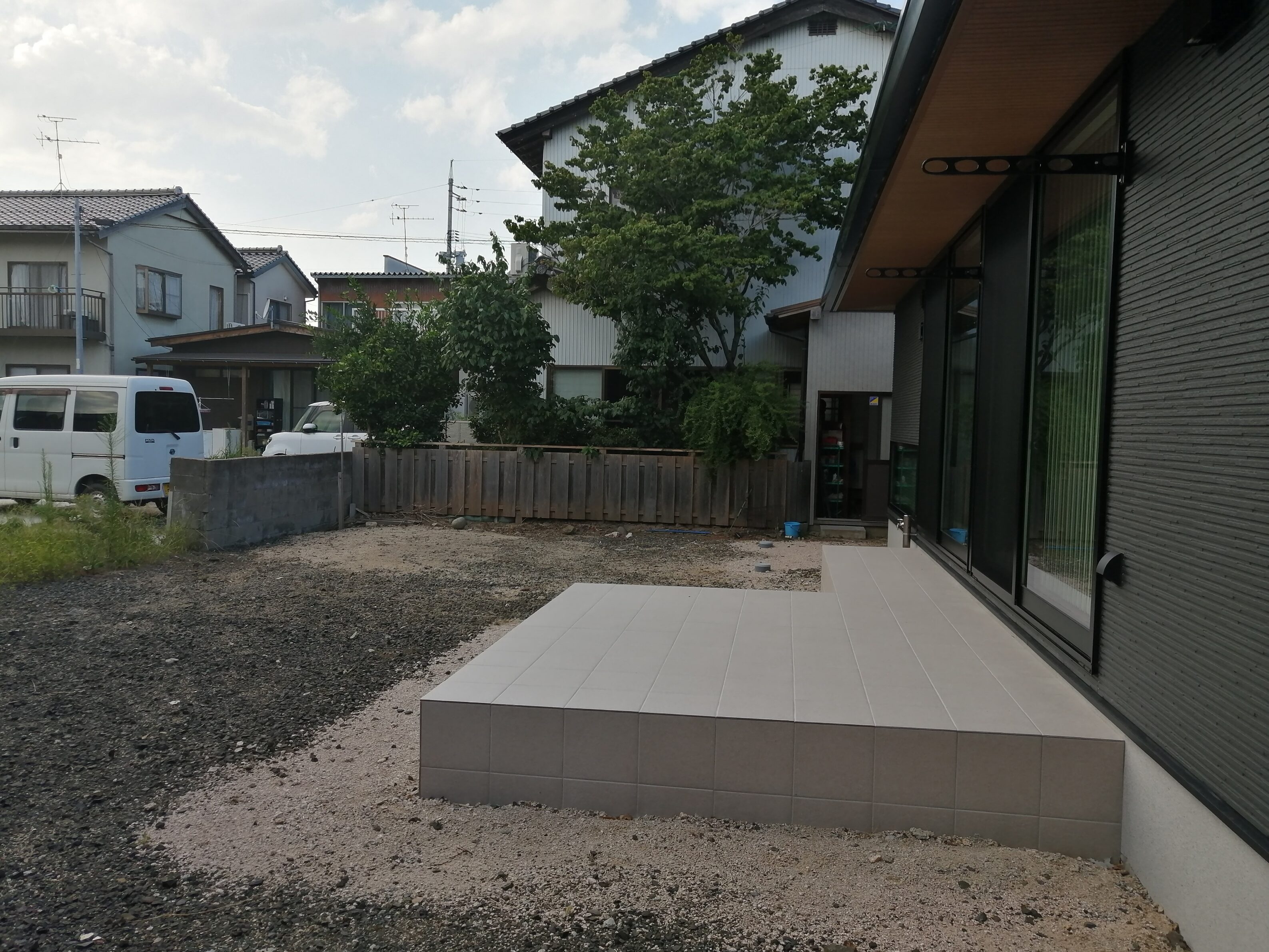 益田市 外構リフォーム 施工前の庭と駐車場の様子