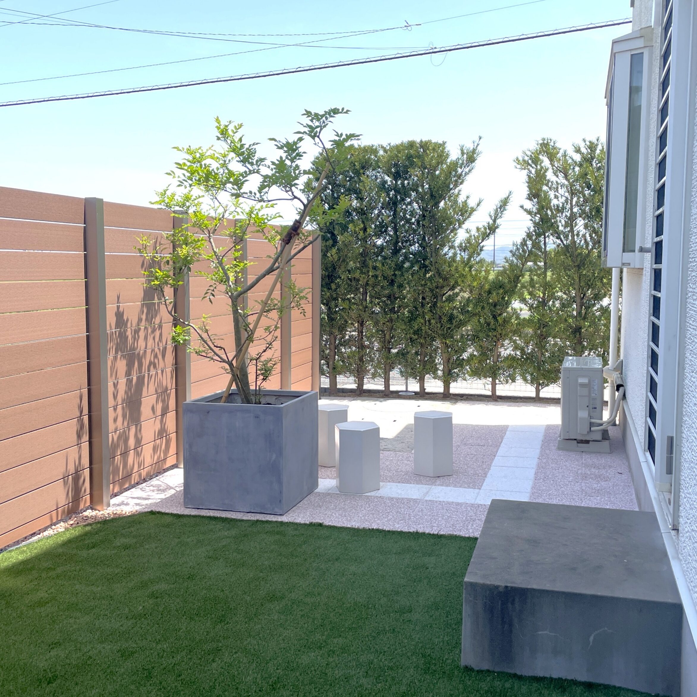 益田市 外構リフォーム 人工芝と植栽で整備された庭