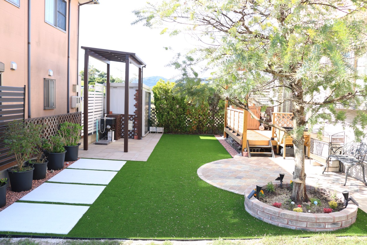 益田市の住宅で子どもが安心して遊べる人工芝の庭施工例