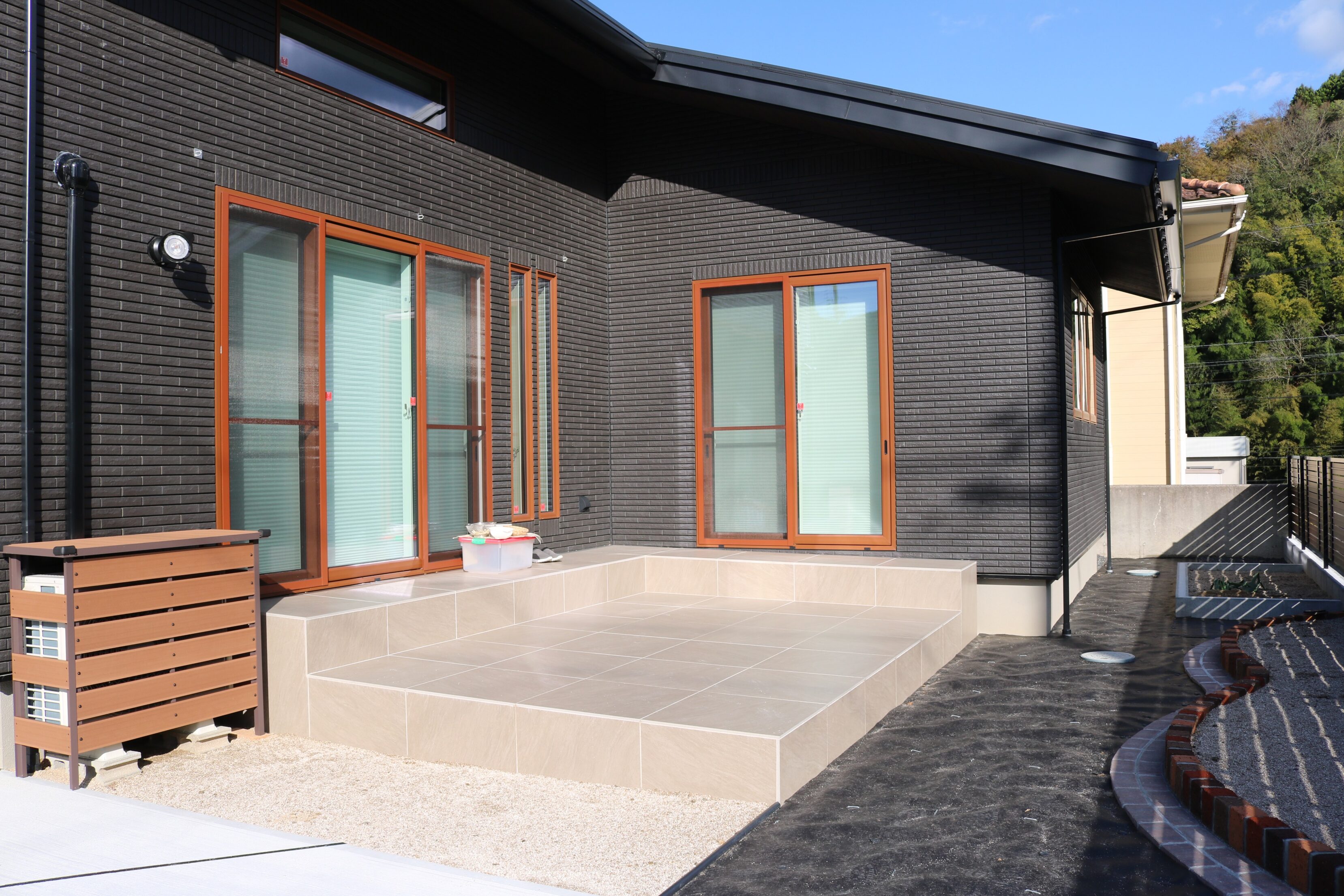 益田市 外構リフォーム 完成後の駐車場と外構全体の写真