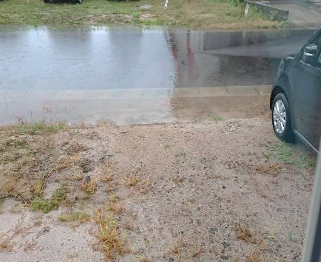 益田市 外構リフォーム 施工前の庭と駐車場の写真