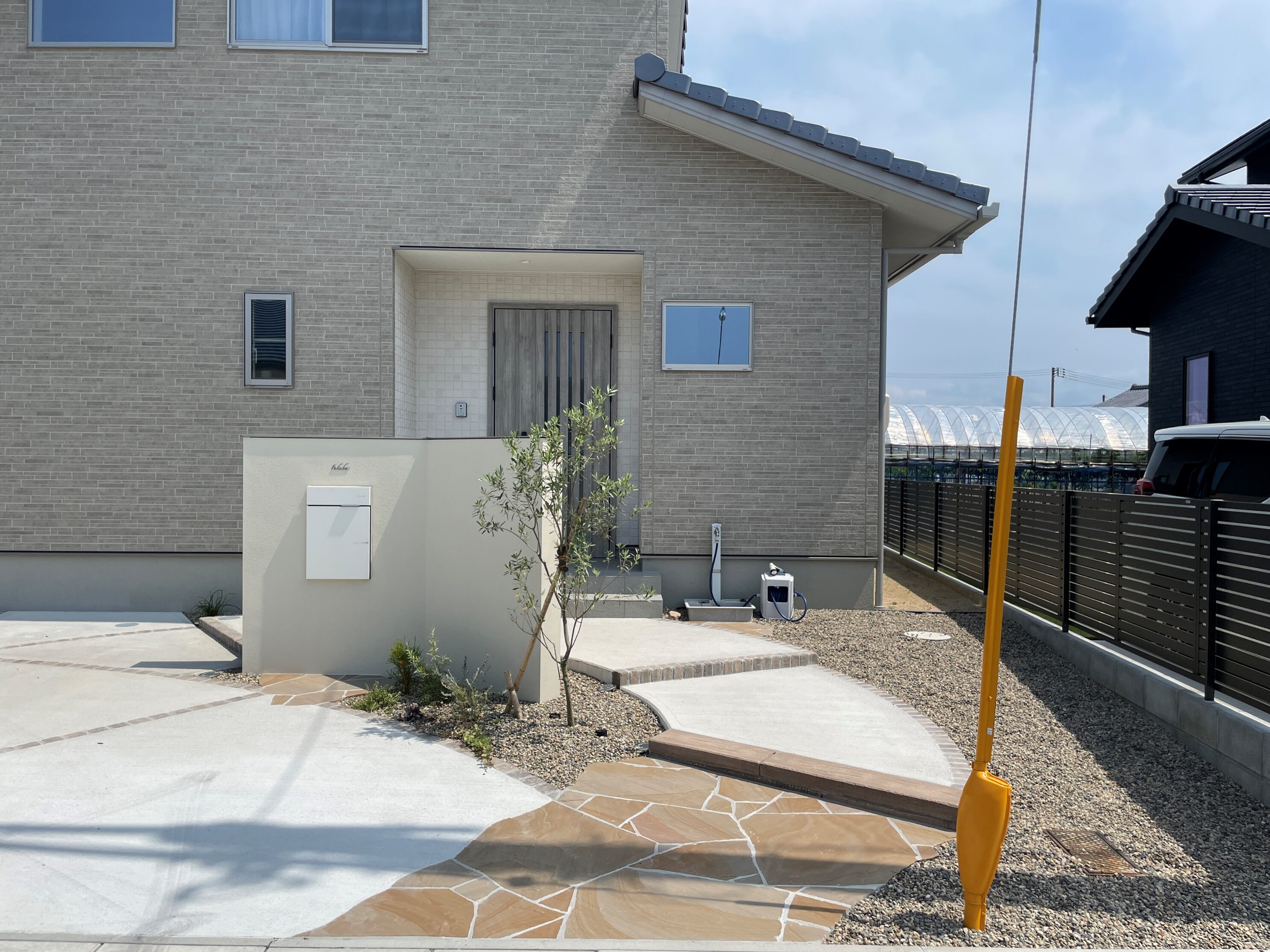 益田市 外構施工 門まわりと駐車スペースの外構事例