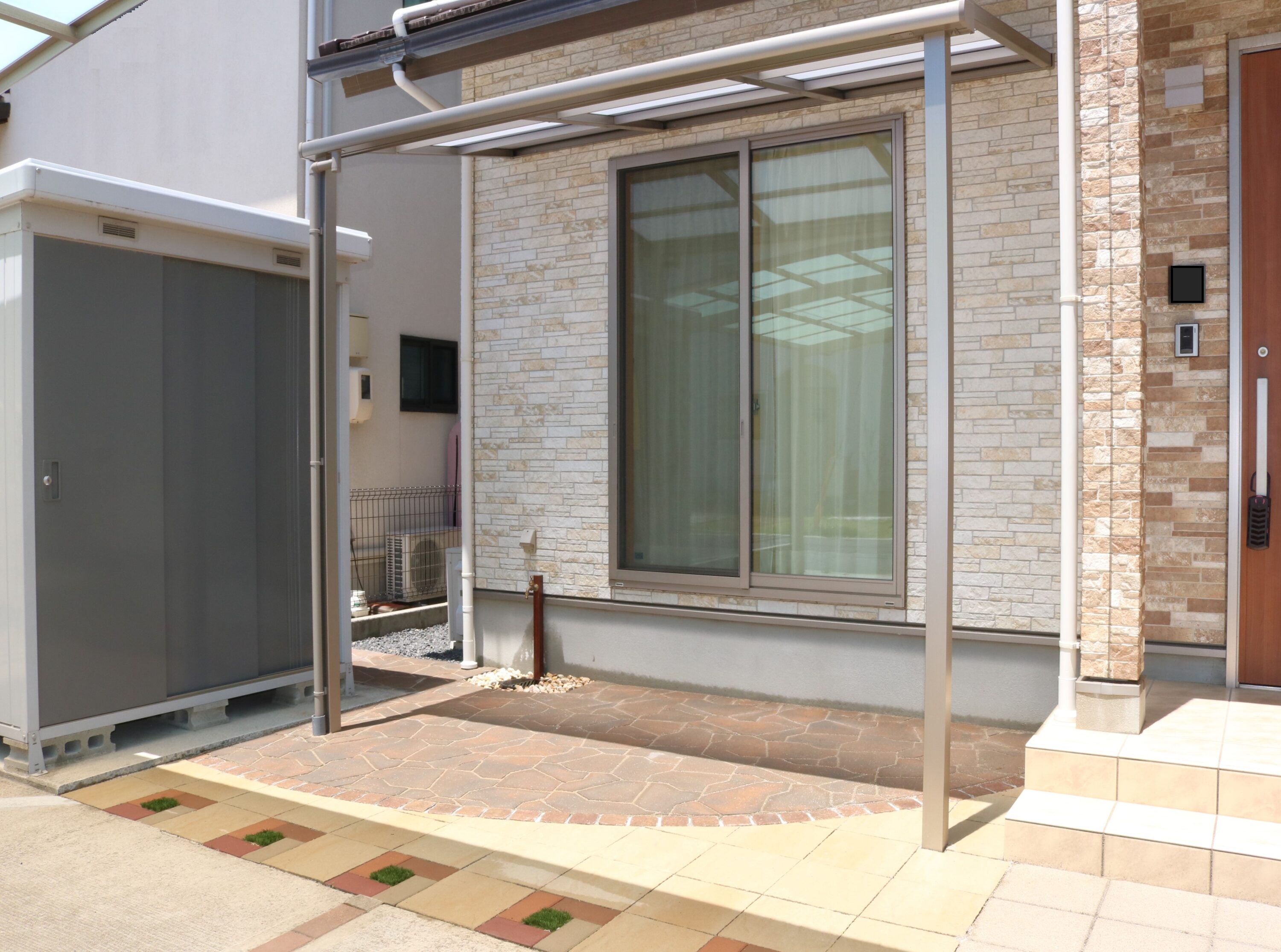 益田市 外構工事 物置とおしゃれな舗装材を組み合わせた庭