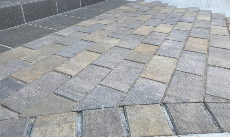 益田市 外構工事 玄関アプローチの石貼りとタイル仕上げ