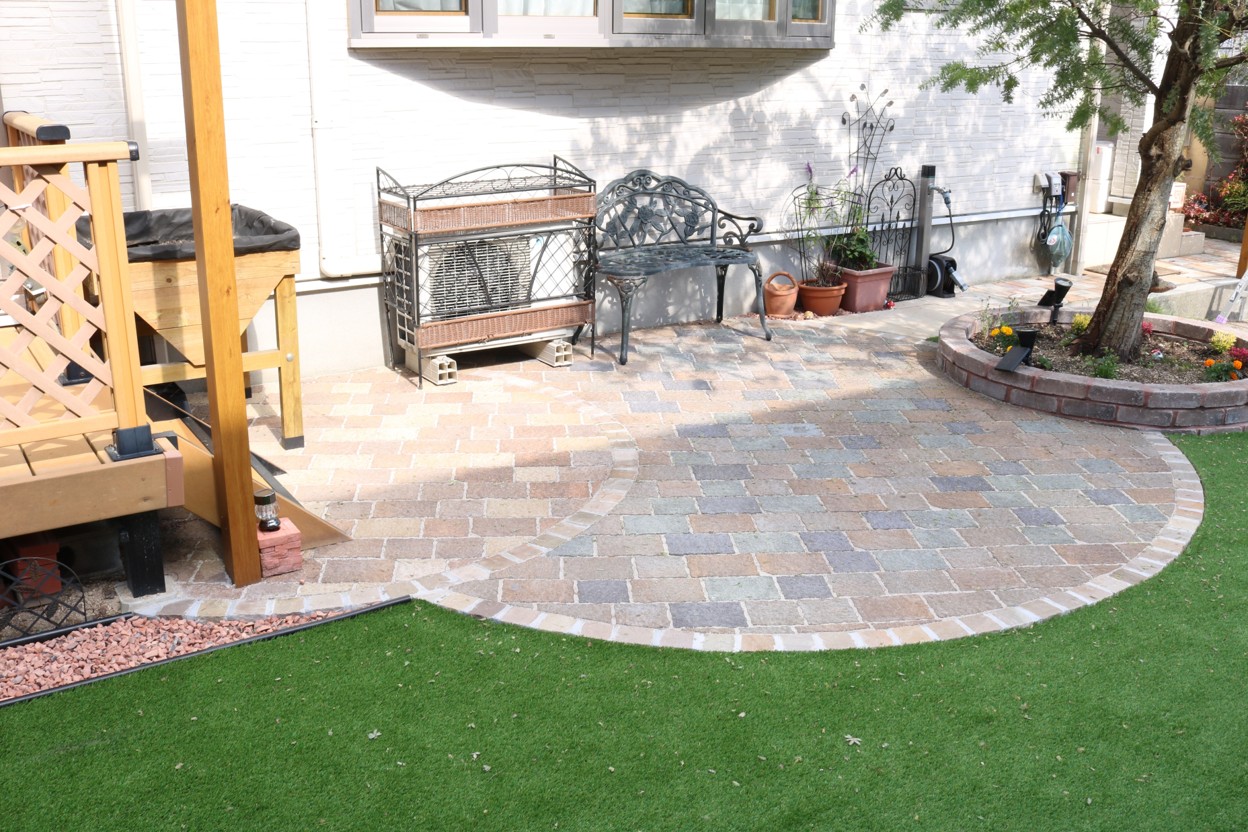 益田市の住宅で子どもが安心して遊べる人工芝の庭施工例