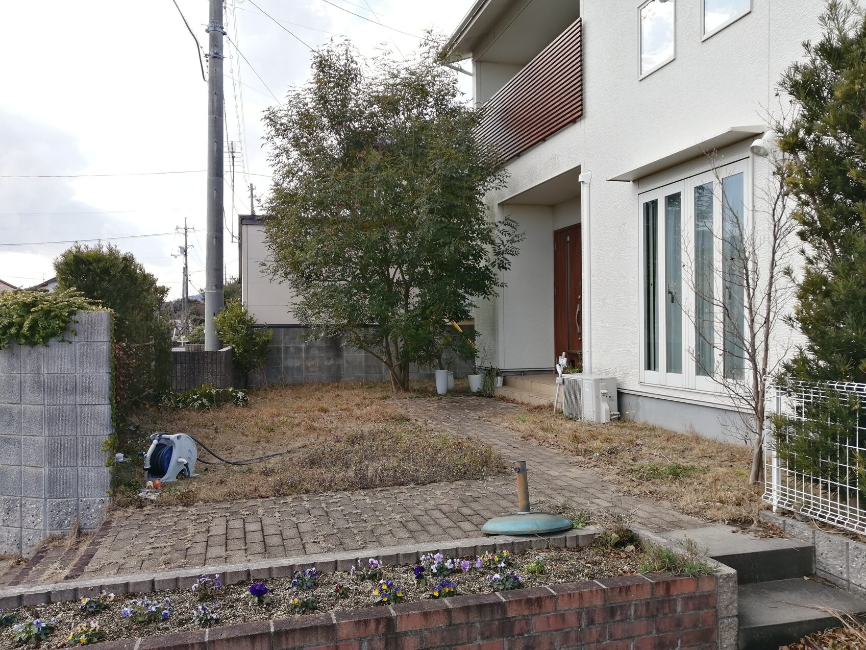 益田市 外構リフォーム 雑草が茂った庭の施工前の様子