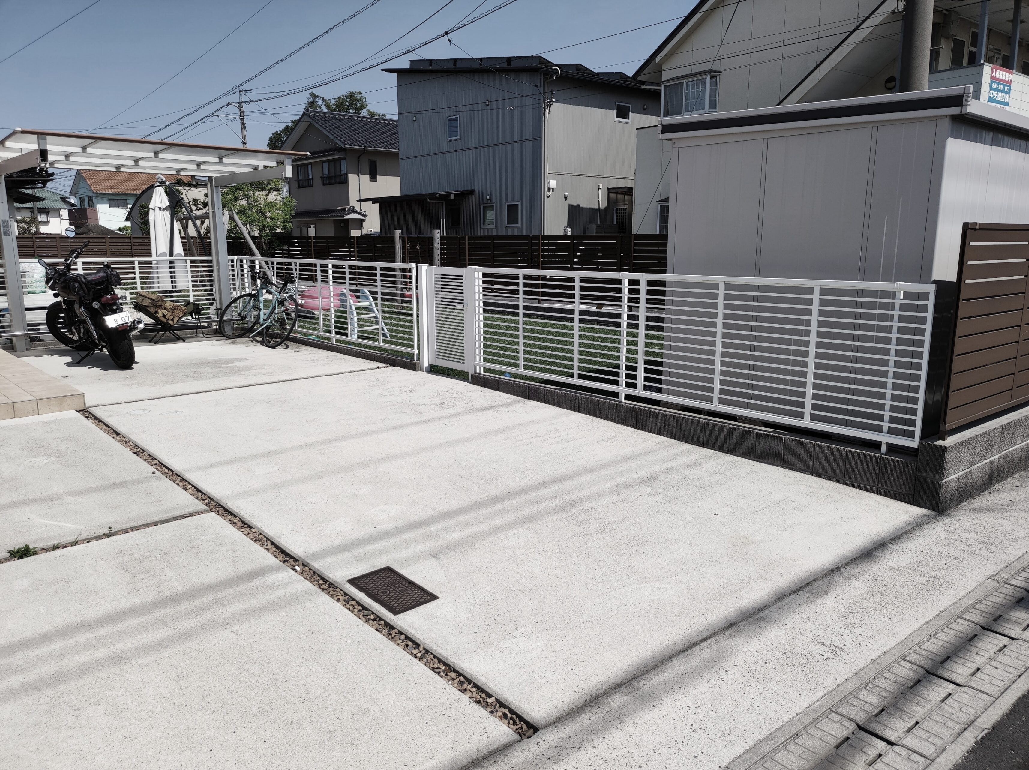 益田市 外構リフォーム 施工後の駐車スペースとフェンス