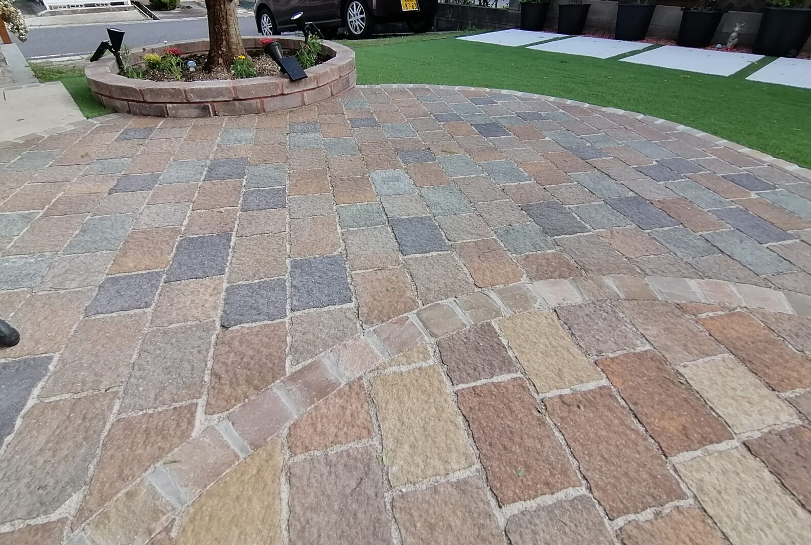 益田市の住宅で子どもが安心して遊べる人工芝の庭施工例