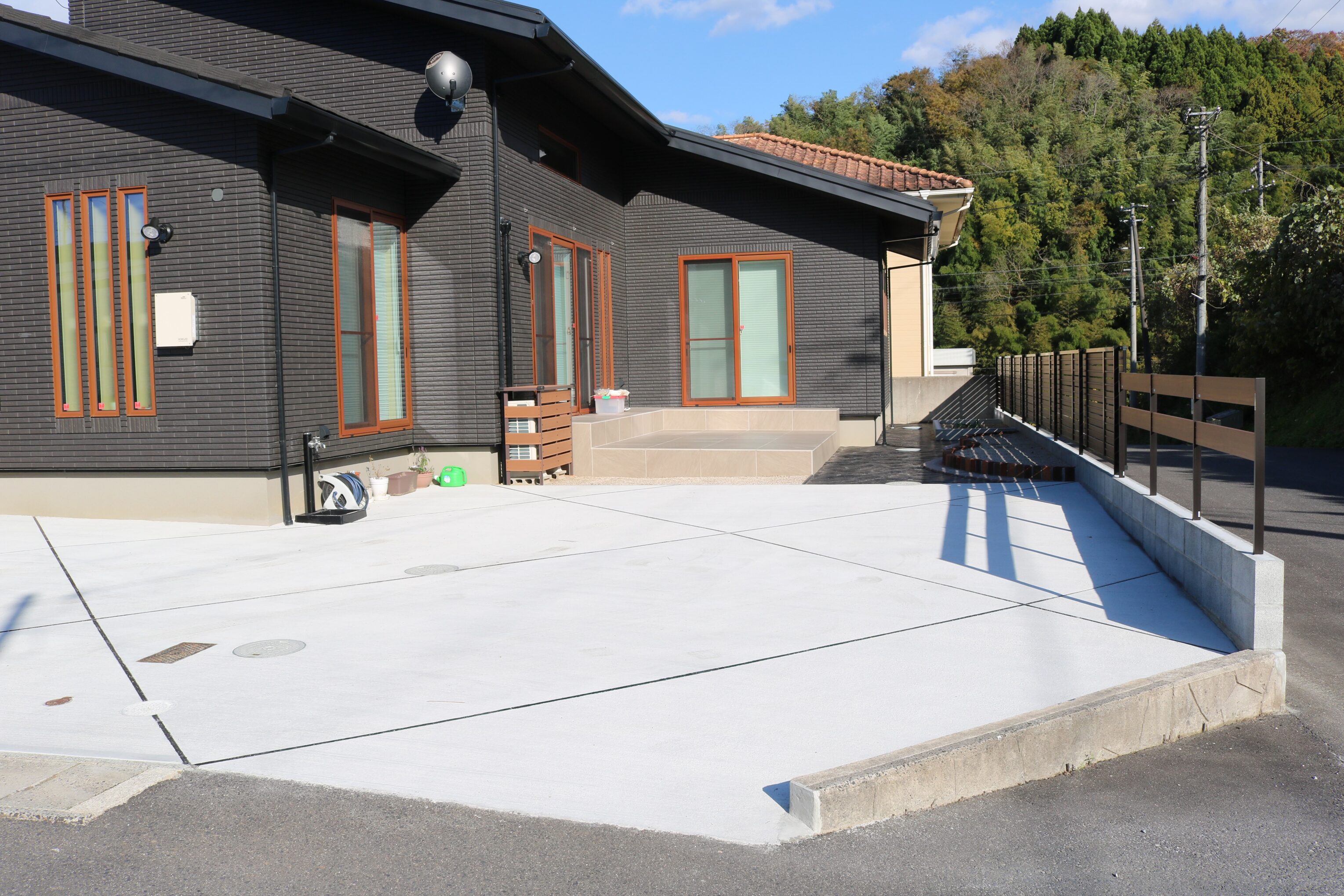 益田市 外構リフォーム 完成後の駐車場と外構全体の写真