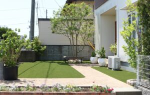 益田市 外構リフォーム 人工芝と植栽で整備された庭
