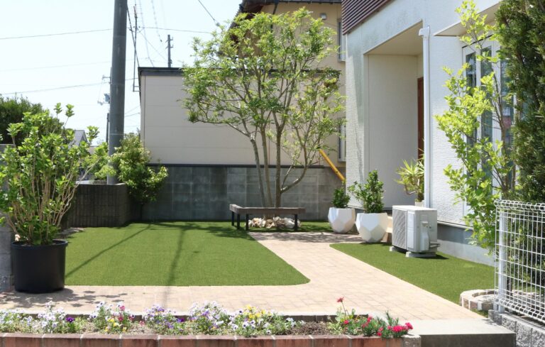 益田市 外構リフォーム 人工芝と植栽で整備された庭