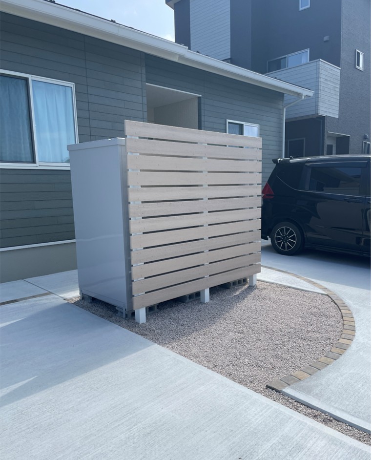 益田市 木目調フェンス付き駐輪場 外構施工事例