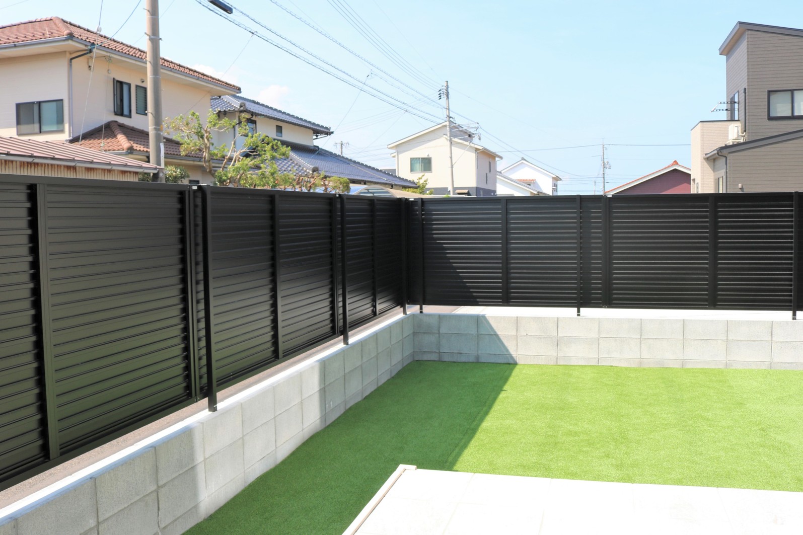 益田市で施工した完全目隠しフェンスと人工芝の庭