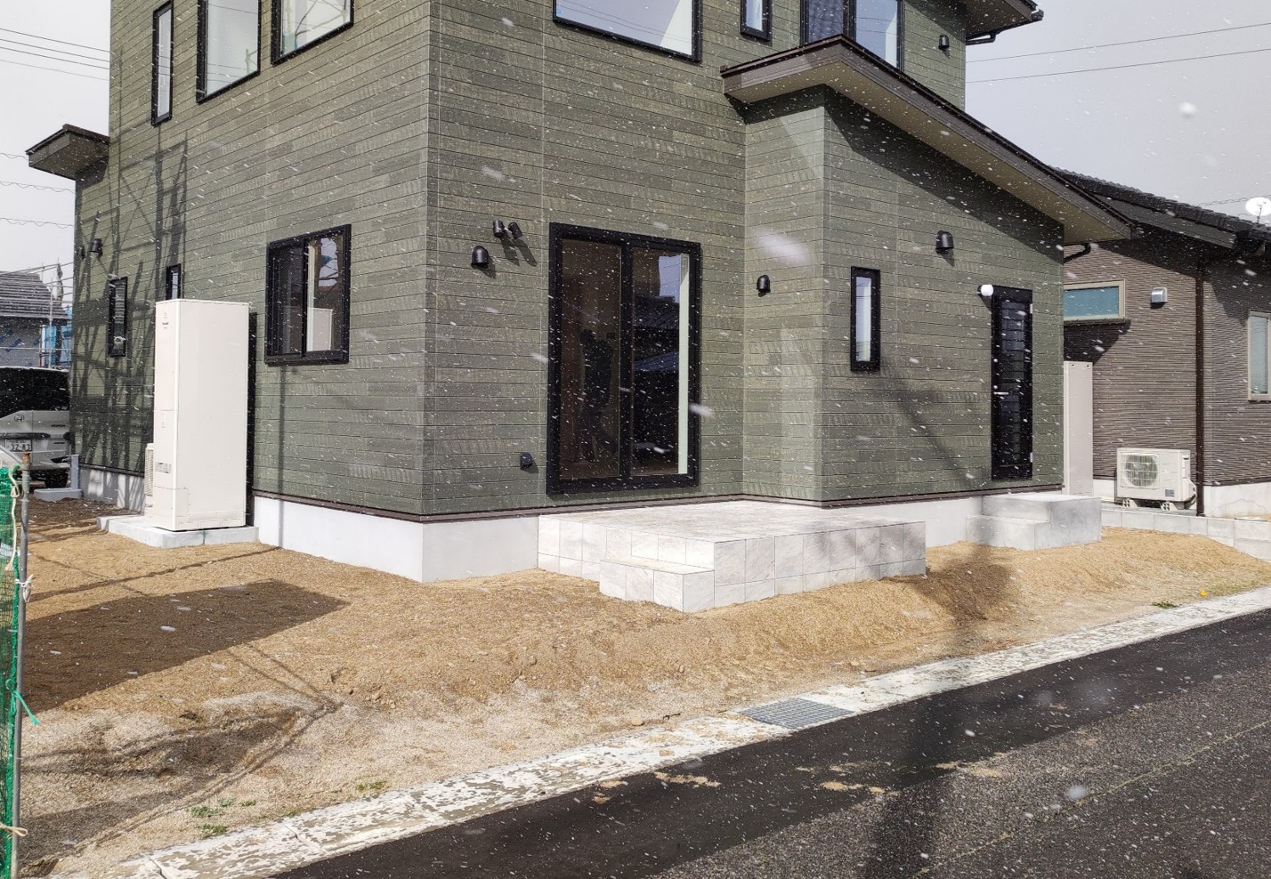 益田市で施工した完全目隠しフェンスと人工芝の庭