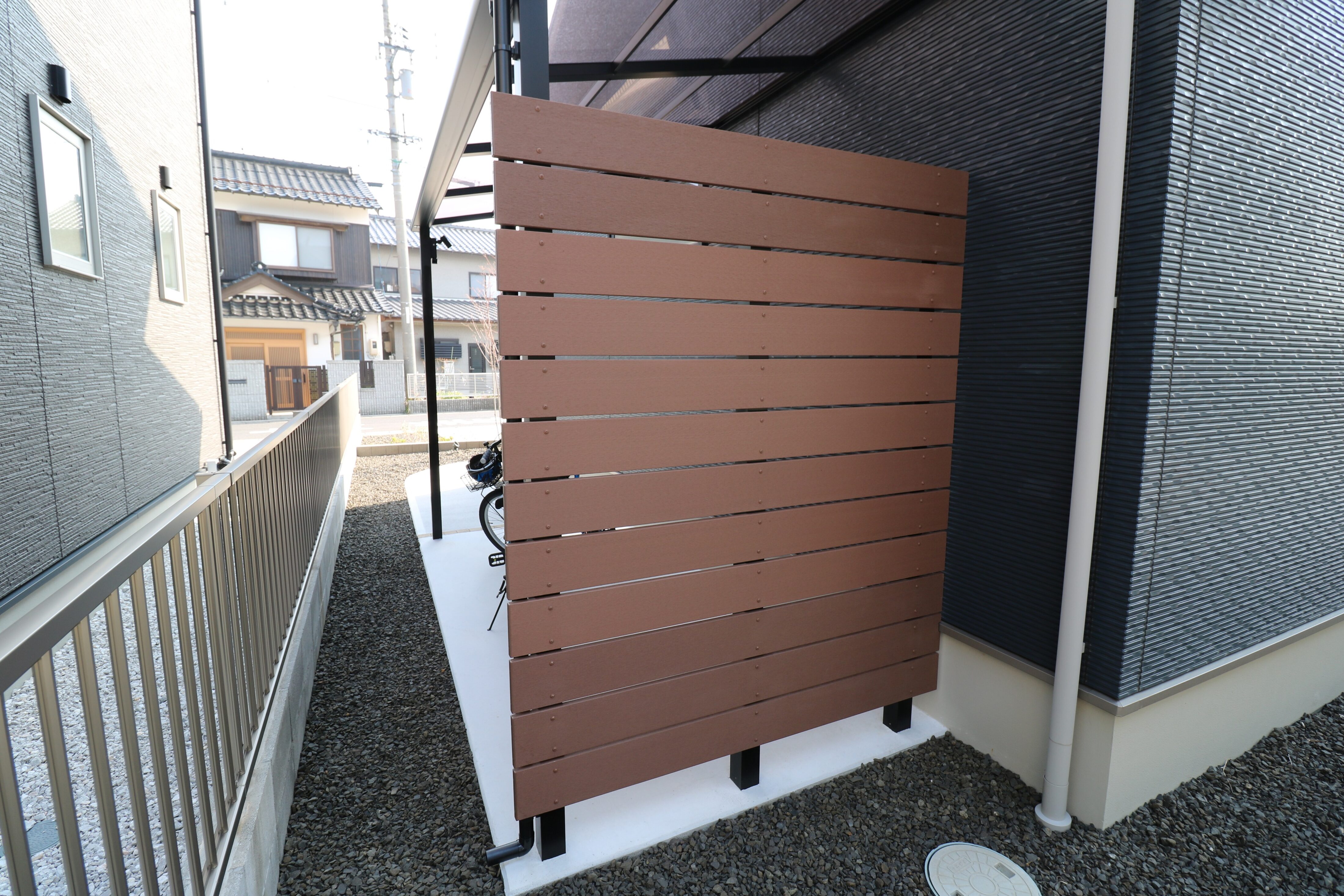 益田市 外構リフォーム 木目調フェンスで囲った自転車置き場