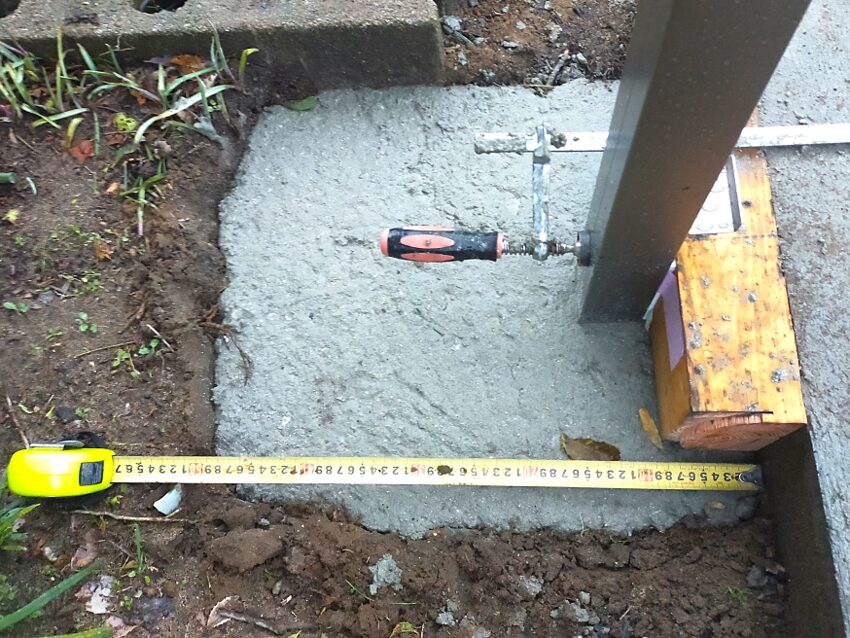 益田市 外構リフォーム フェンスを支える基礎部分の施工