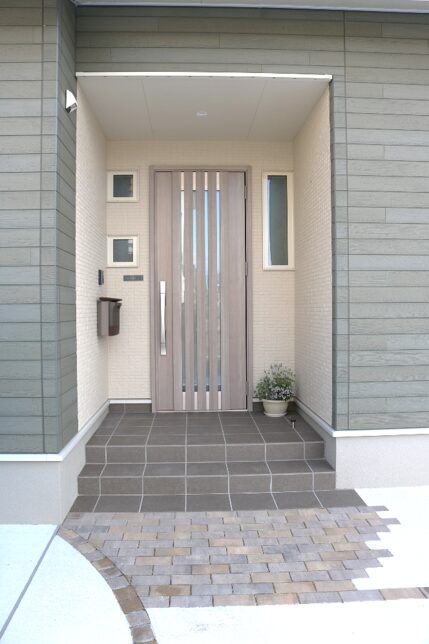 益田市 玄関アプローチ 外構リフォーム 門柱とタイルの施工写真