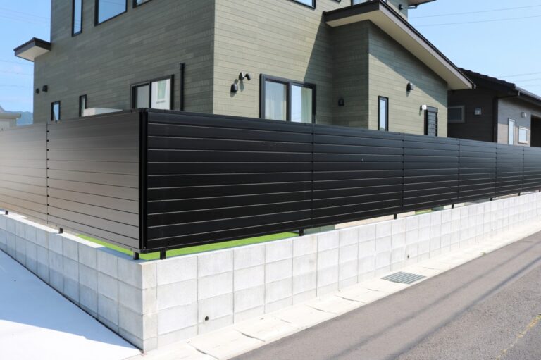 益田市で施工した完全目隠しフェンスと人工芝の庭