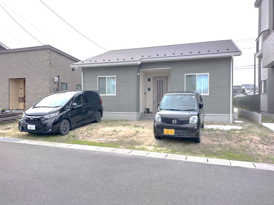 益田市 外構リフォーム 施工前の庭と駐車場の写真